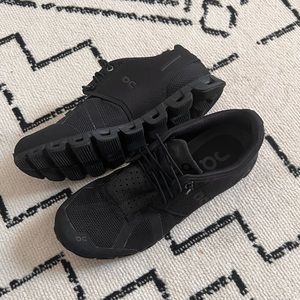 On Cloud Women’s Running Shoe Size 7.5